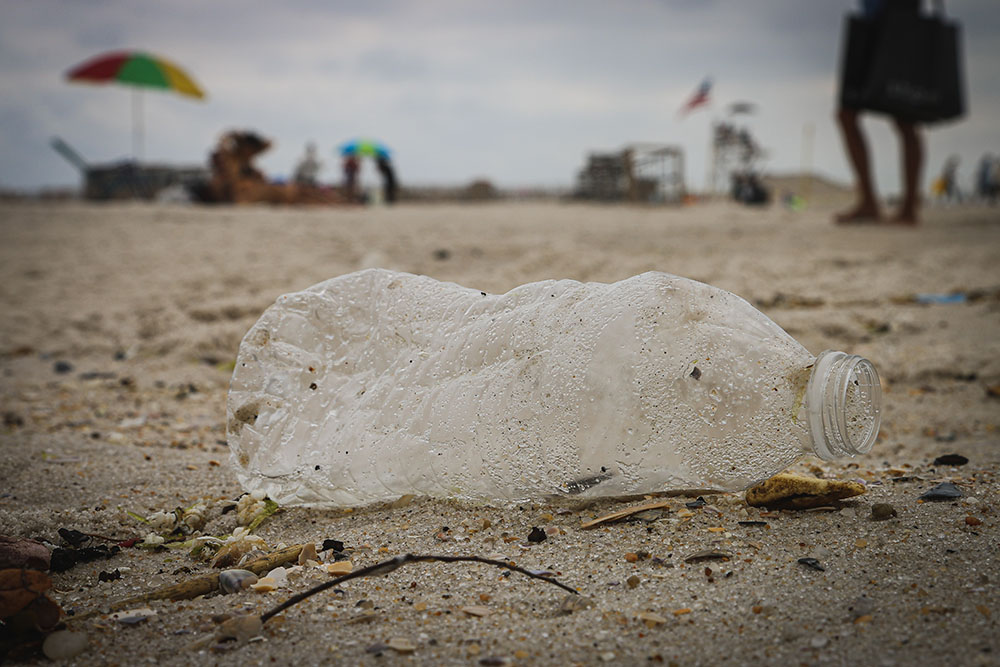 海に落ちているペットボトルのゴミ
